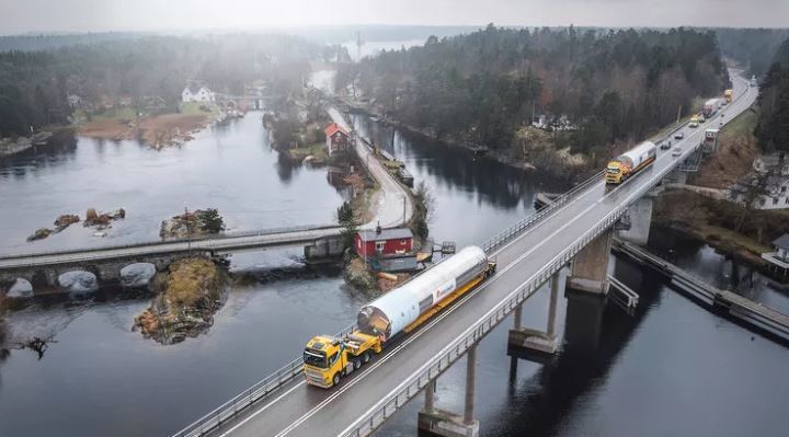 Dos de los Volvo FH16 de Prangl transportan lentamente dos silos de 22 metros de largo a través de la Suecia rural.