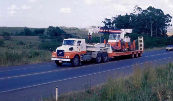 Un camión Volvo antiguo