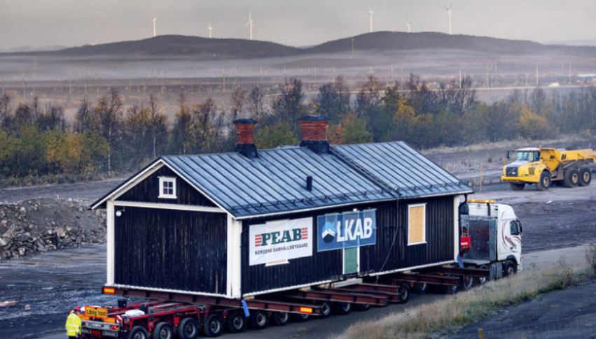 Imagen del traslado de casas en camiones Volvo