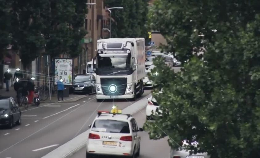 Un camión Volvo en ciudad