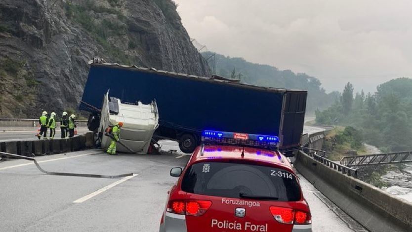 Imagen del camión volcado en la A-15