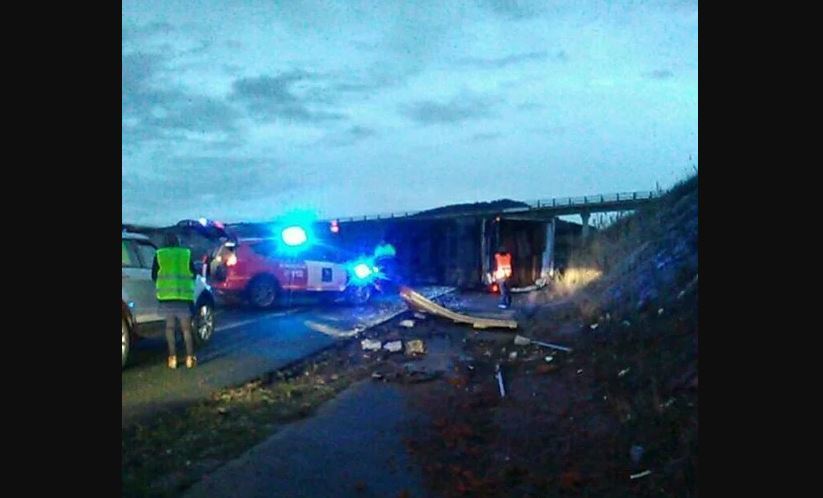 Imagen del camión volcado en la A-12