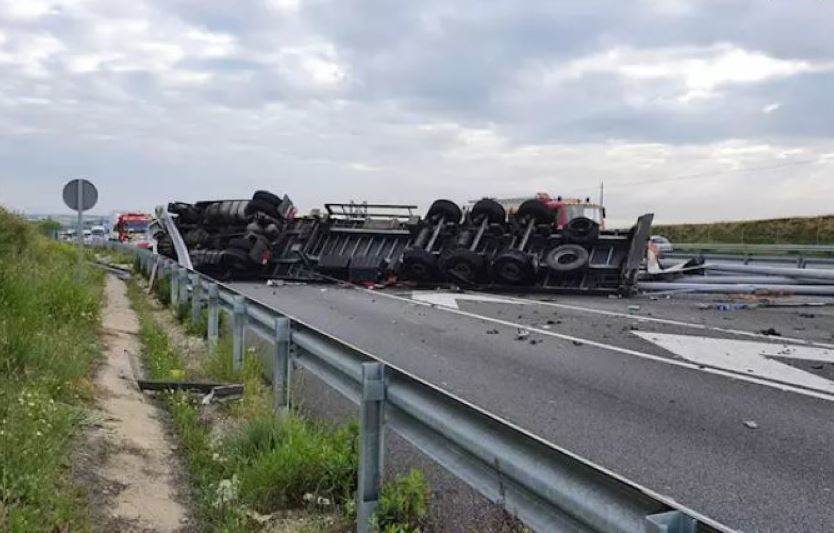 Imagen del camión volcado en la A-5