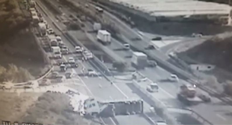 Imagen del camión accidentado