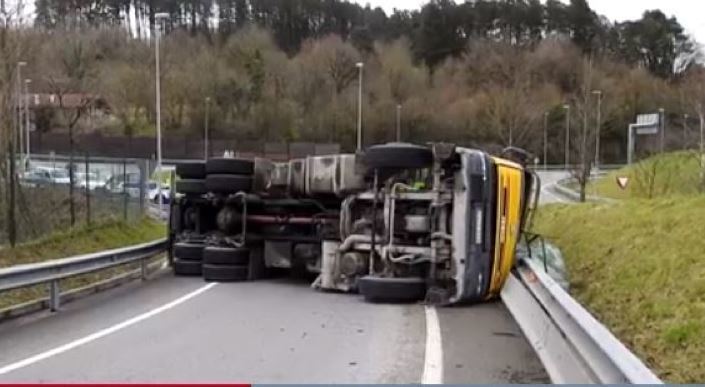 Imagen del camión volcado a la altura de Amorebieta