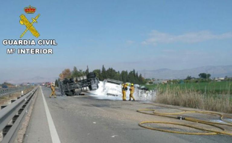 Imagen del camión volcado