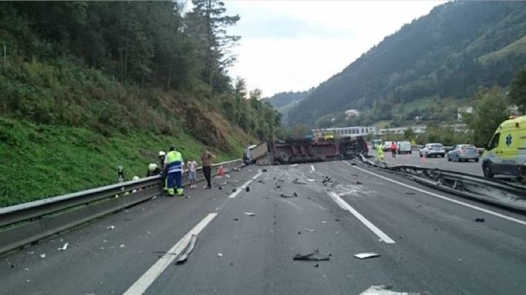 Imagen del camión volcado