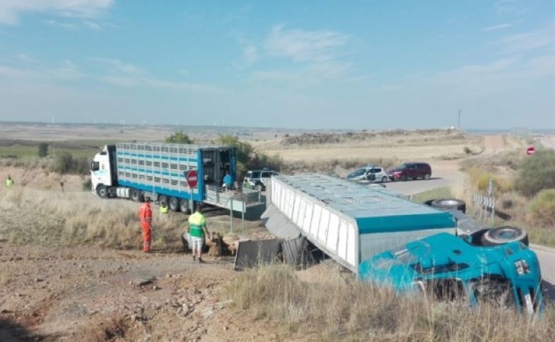 Imagen del camión volcado