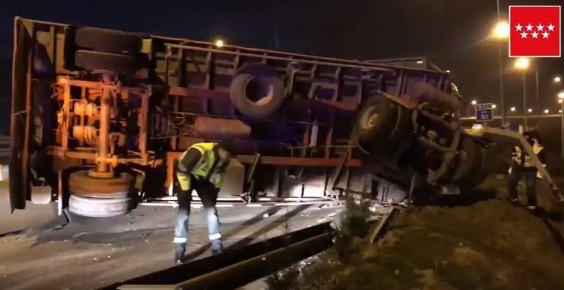 Vuelco, camión, M-50. provoca, atascos, retenciones,