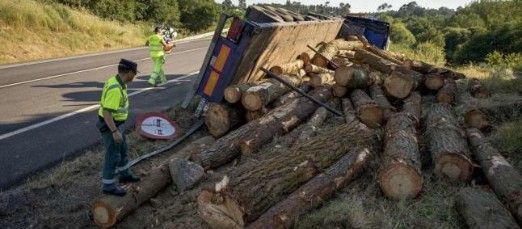 VUELCOCAMIONMADERA VUELCOCAMIONMADERA