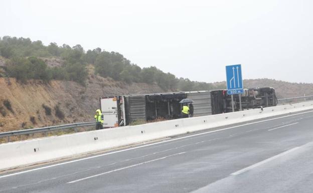 Imagen del camión volcado