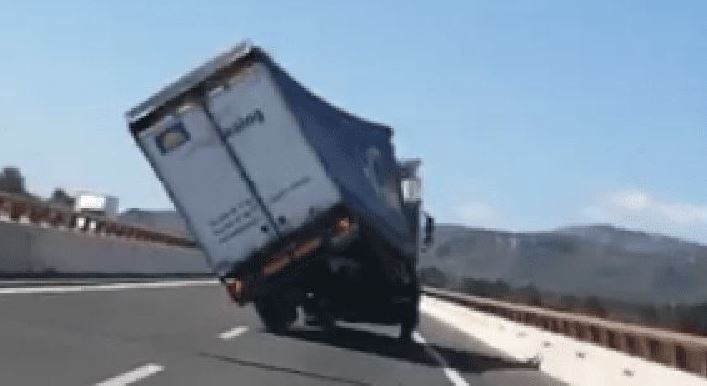 Imagen del vuelco del camión