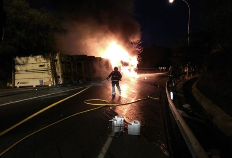 Imagen del camión volcado e incendiado