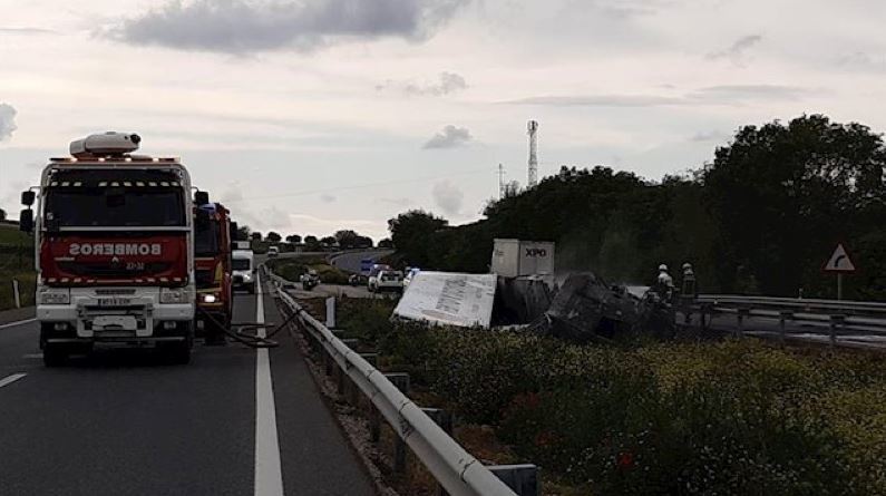 Imagen del camión que volcó y se incendió
