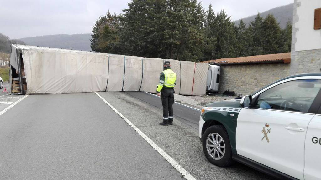 Un camión ha sufrido un vuelco en un accidente registrado en Burutáin. Foto: GUARDIA CIVIL