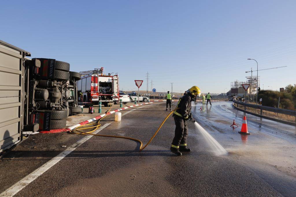 Un camión volcado pierde la mercancía