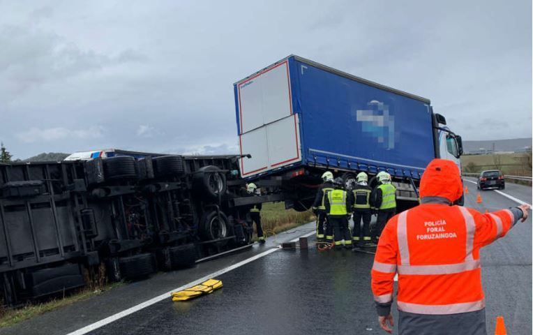 Imagen del vuelco del tren de carretera en al A-15