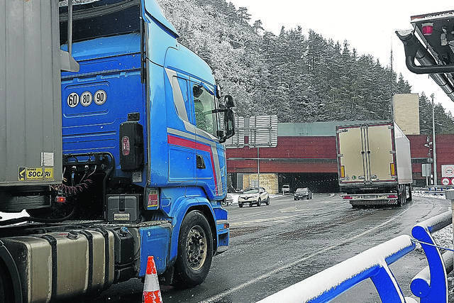 Dos camiones pasando ayer a Francia por el túnel internacional de Somport.Laura Zamboraín