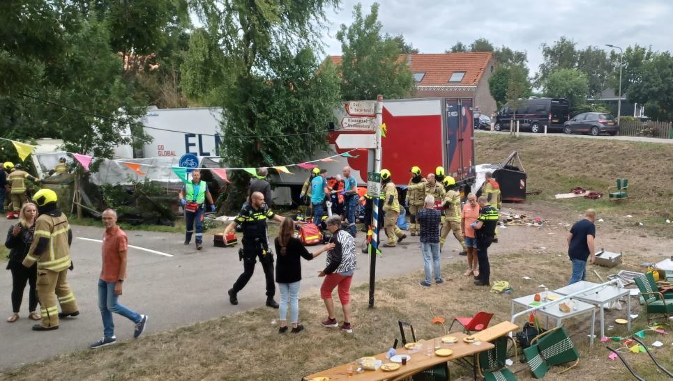 Inagen de varios muertos al arrollar un camión, de una empresa española, a los participantes en una barbacoa.