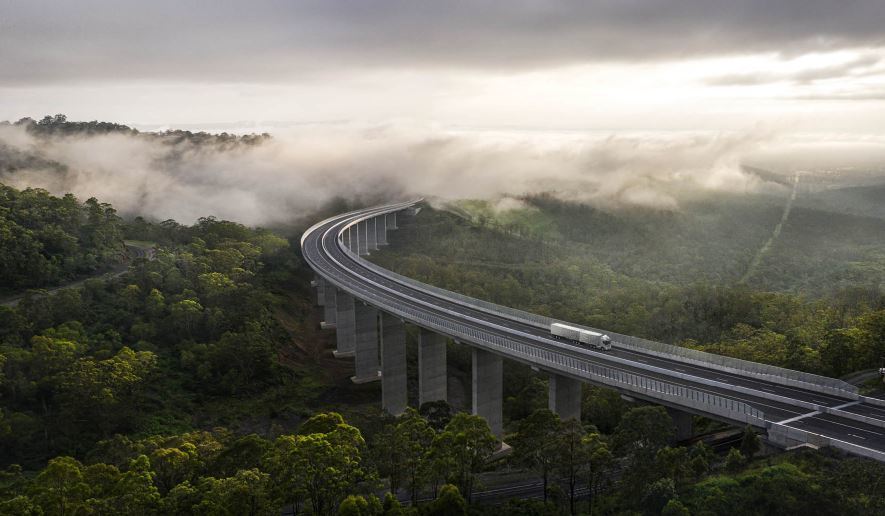 Imagen de un camión Volvo en carretera