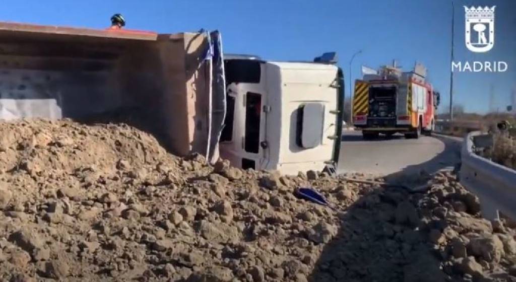Imagen del camón que ha volcado en una rotonda en Vallecas