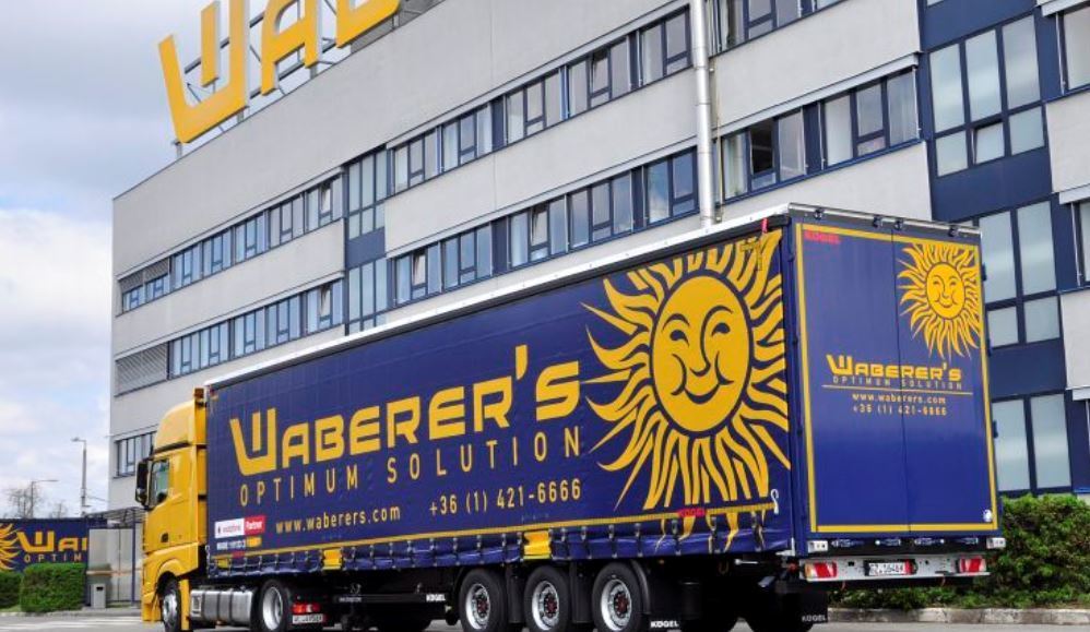 Un camión de Waberer's ante la sede de la empresa