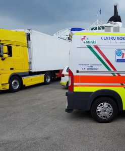 La ambulancia de la Cruz amarilla de Falconara (foto publicada en Facebook por Renzo Ruti)