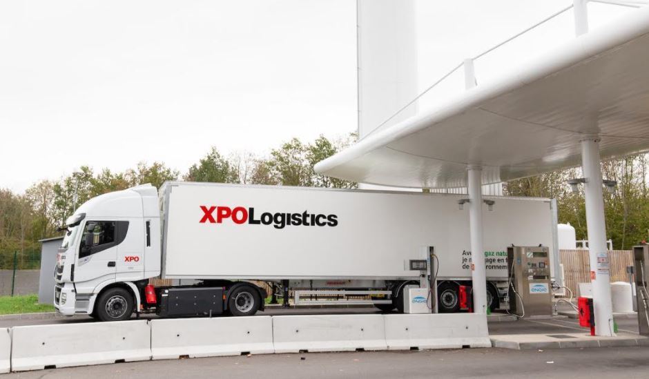 Un camión de XPO Logistics repostando en Engine Solutions Un camión de XPO Logistics repostando en Engine Solutions