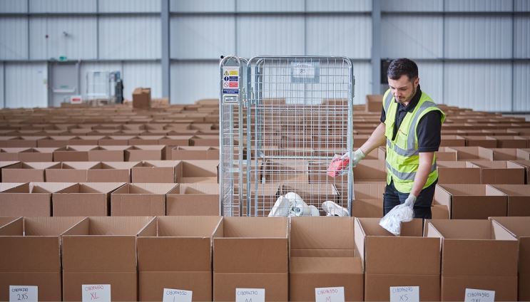 Un trabajador de XPO Logistics