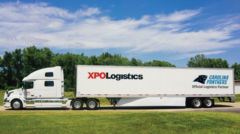 Camion con los logos de las dos empresas