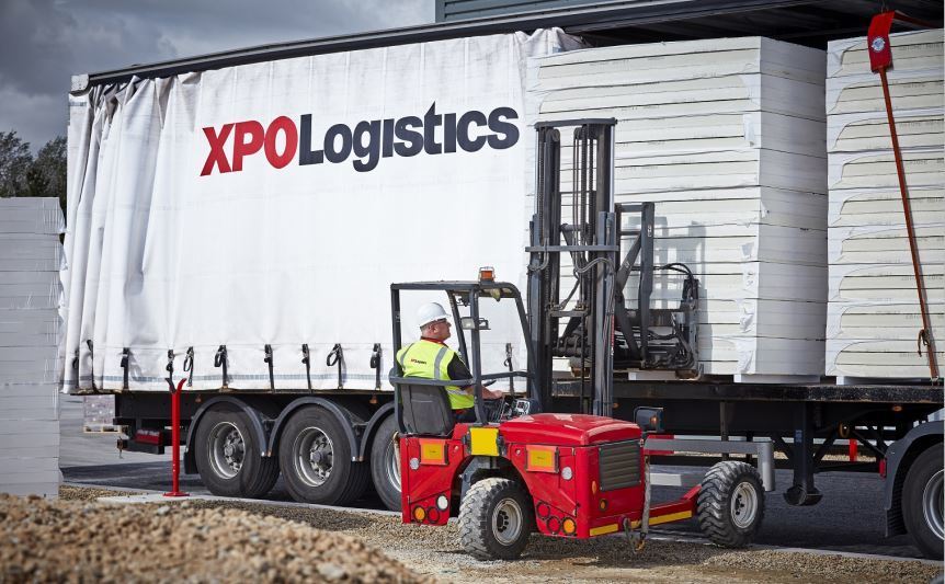 Empleado de Etex descargado un camión de XPO Logistics
