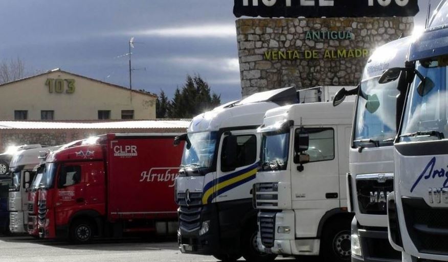 Camiones en el aparcamiento de un restaurante