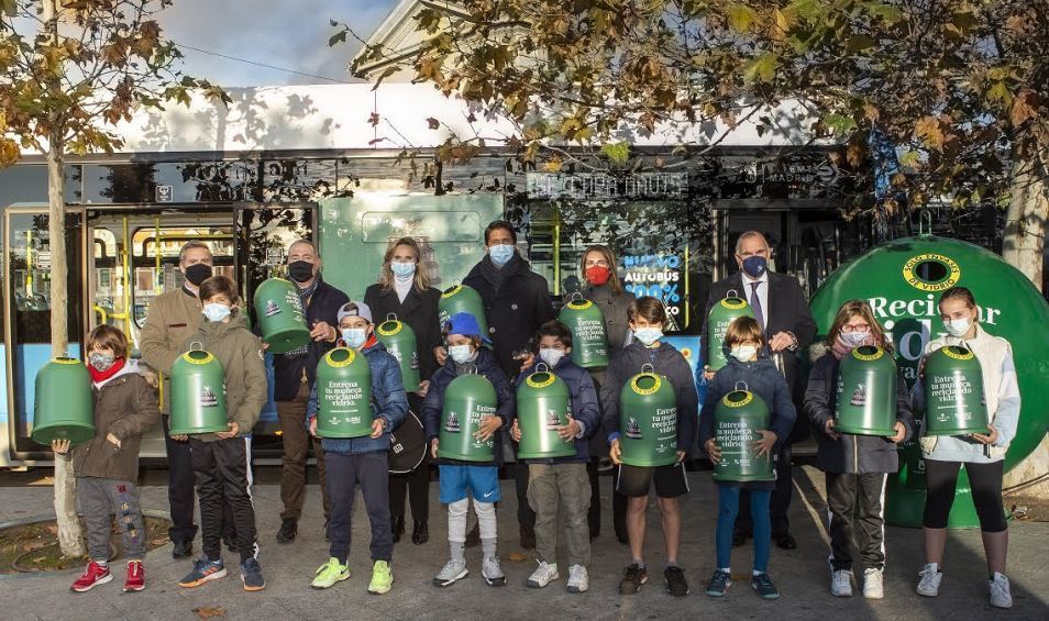Imagen de la parada del autobús eléctrico de la EMT para la Davis Cup by Rakuten Finals 2021