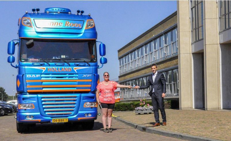 Imagen de Yvonne Roos con su camión DAF Super Space Cab