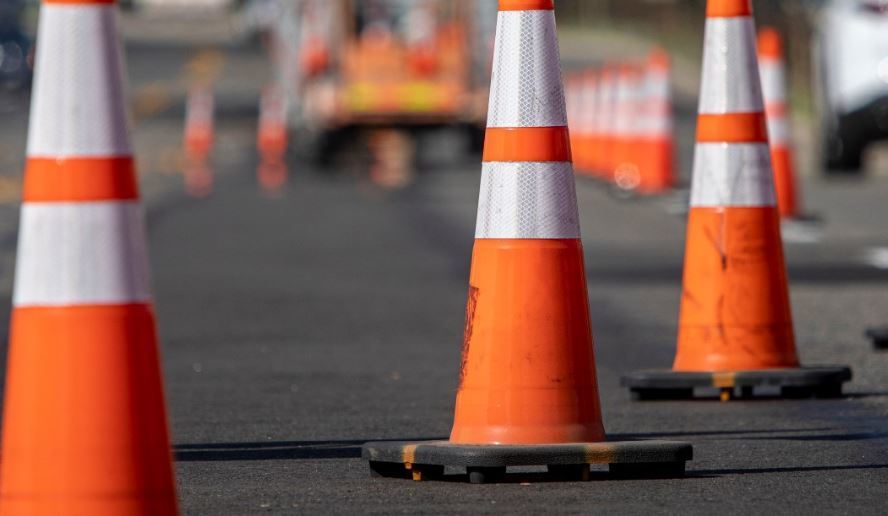 Conos en una carretera en obras