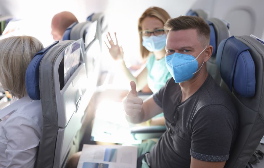 Imagen de dos personas en un avión