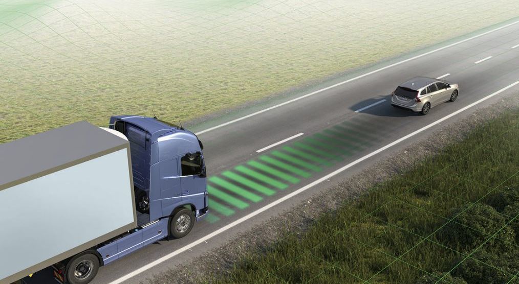 Un camión Volvo con la función Distance Alert