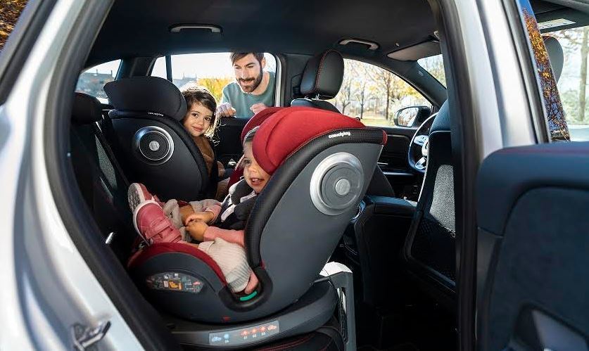 Imagen de niños en un coche con SRI
