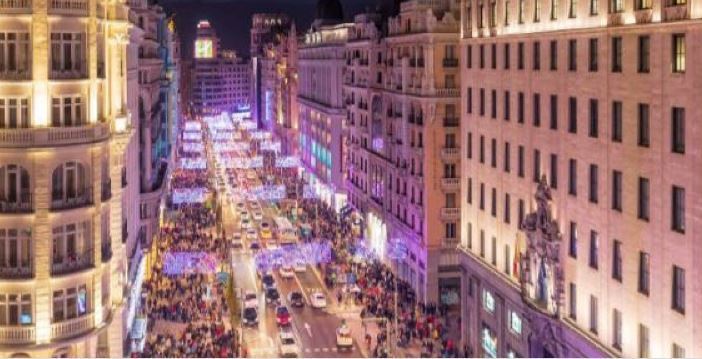 Imagen de la Gran Vía con las luces de Navidad