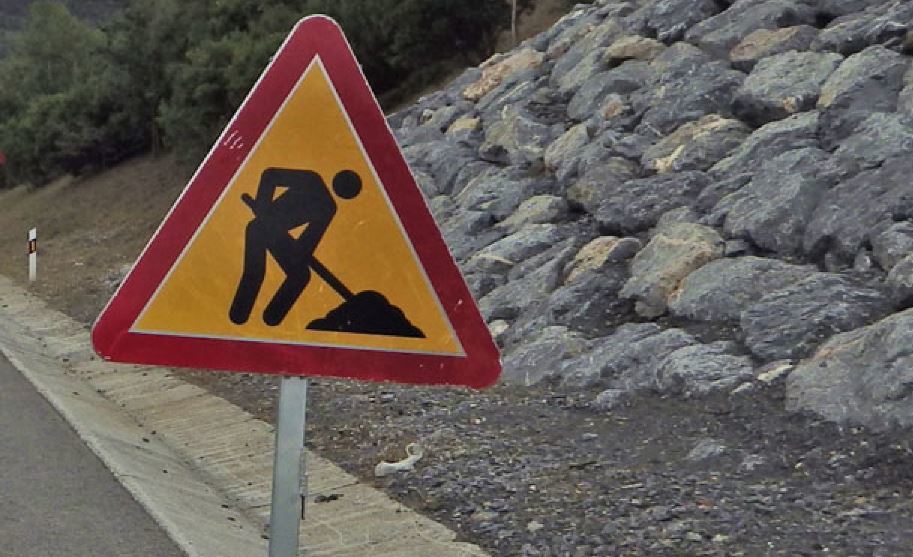Una señal de obras en carretera