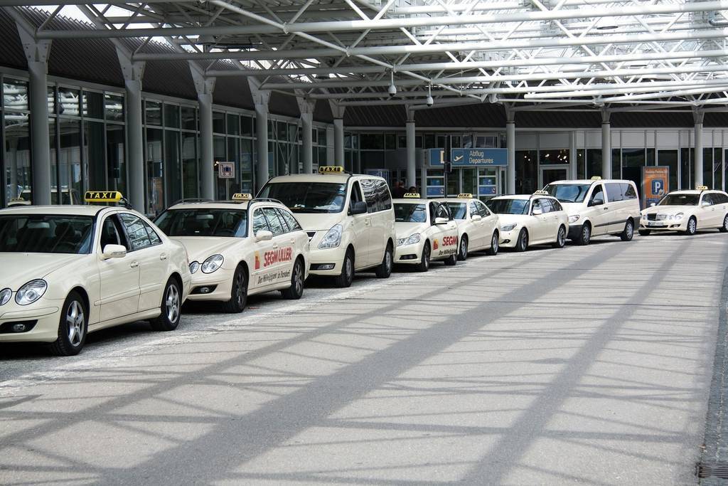 airport-178192_1920