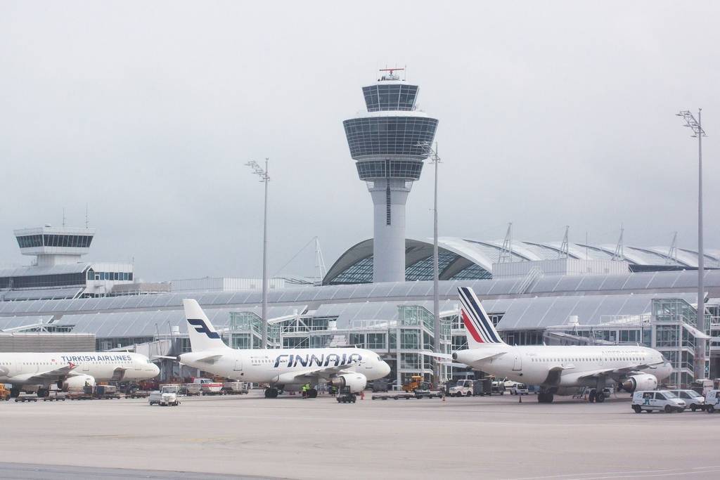 airport-413817_1920