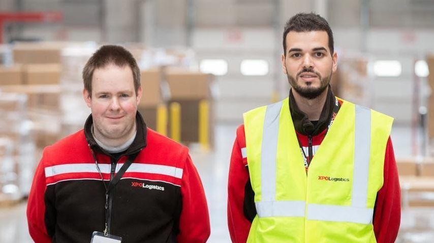 Dos trabajadores de XPO Logistics