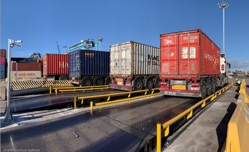 Camiones en básculas de pesaje de contenedores