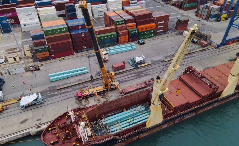 Inicio del ensamblaje de las grúas en el puerto de Valencia