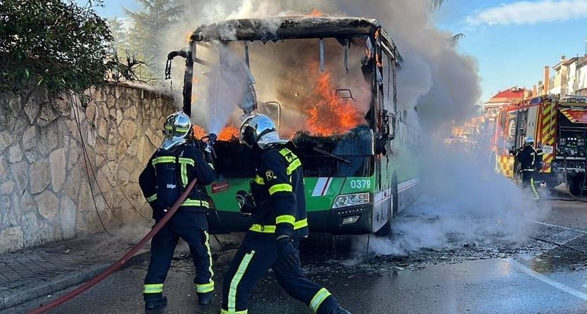 Imagen de los bomberos apagando el incendio del autobús
