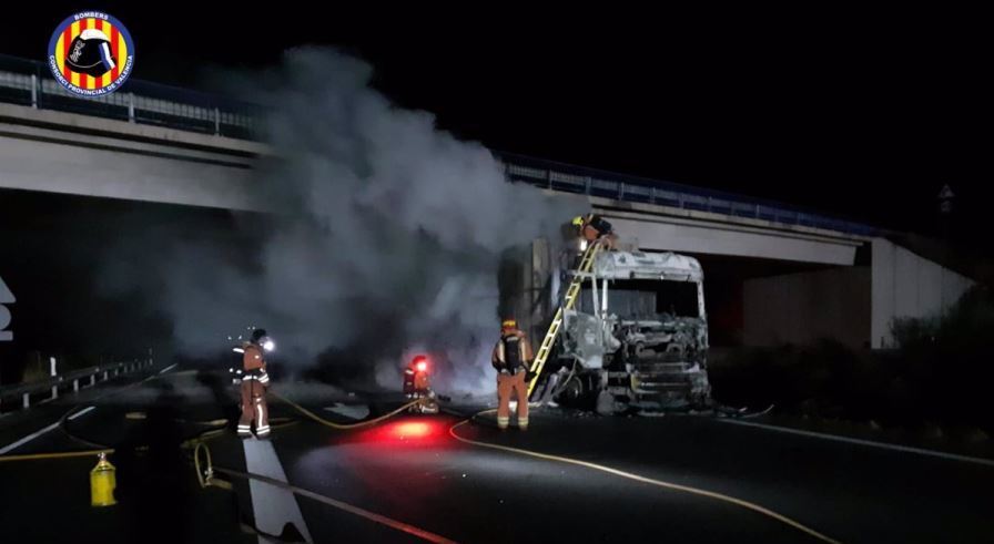Bomberos trabajando en el incendio del camión
