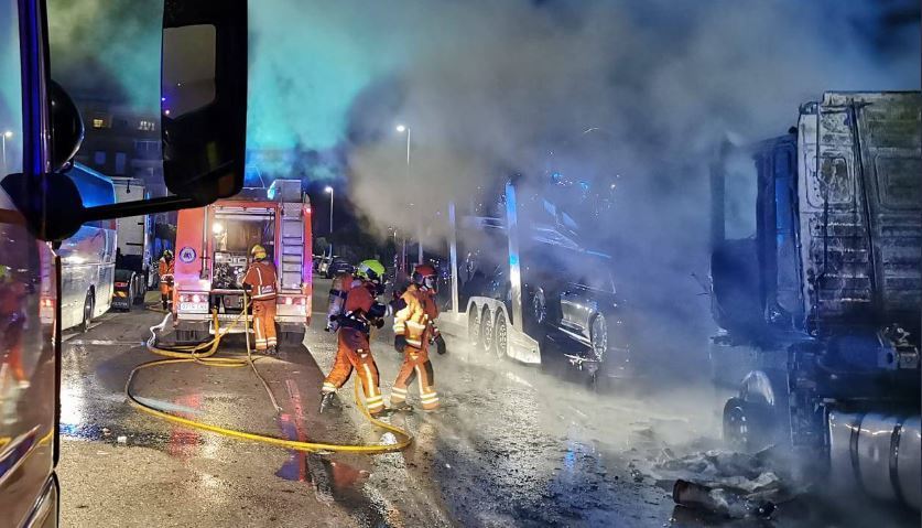 Imagen de los dos camiones afectados por el incendio