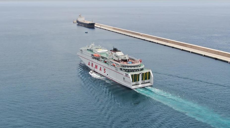 Imagen de un barco de Armas Trasmediterránea
