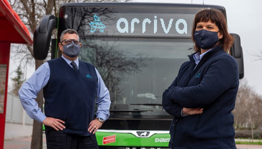 Imagen de dos conductores de autobús de Arriva Madrid
